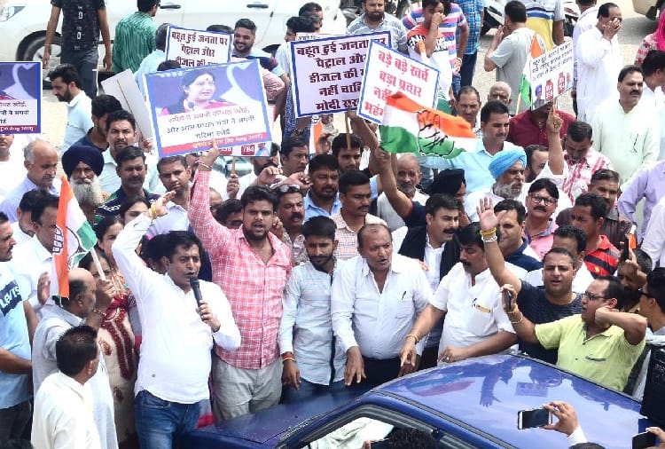 निजी बस सेवाएं ठप, खुले रहे बाजार