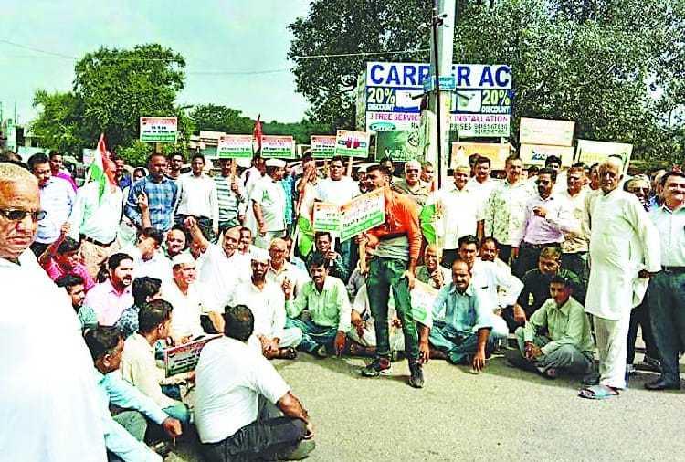 महंगाई के विरोध में सड़कों पर उतरे कांग्रेसी
