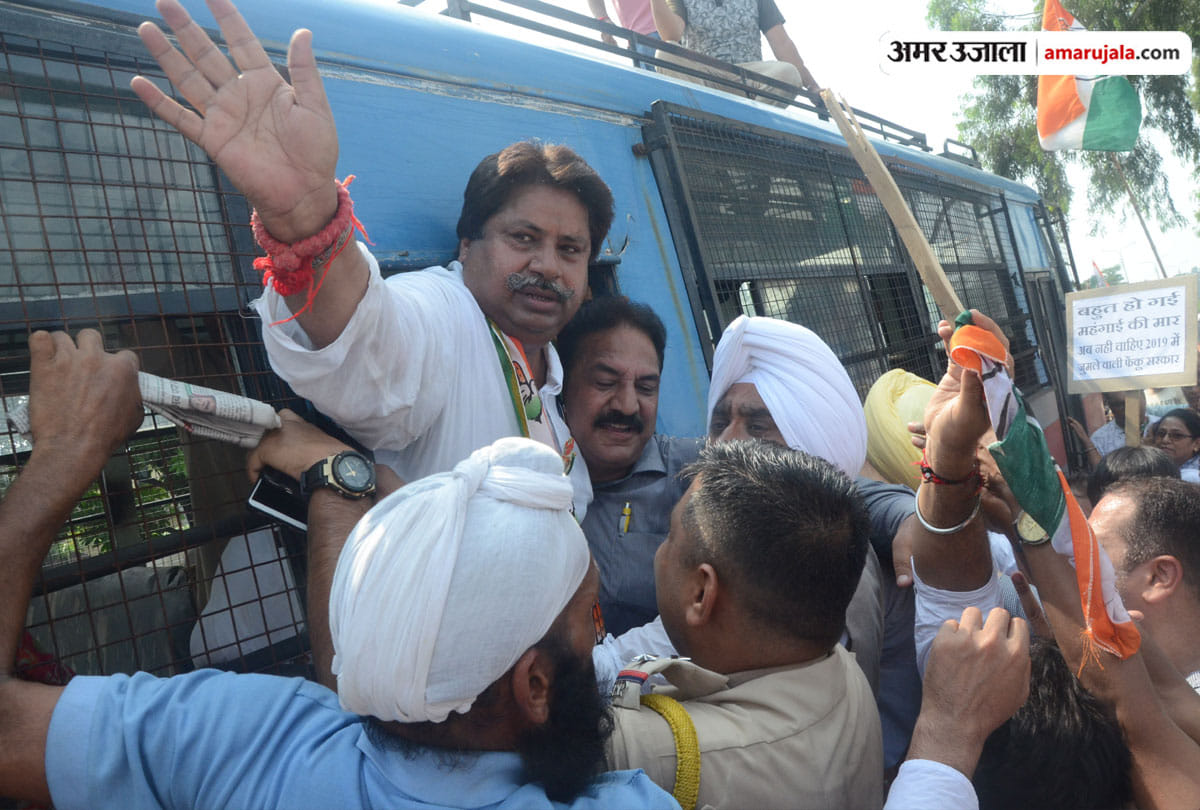 congress protest in jammu kashmir on bharat bandh several rallies and tyre burned in protest