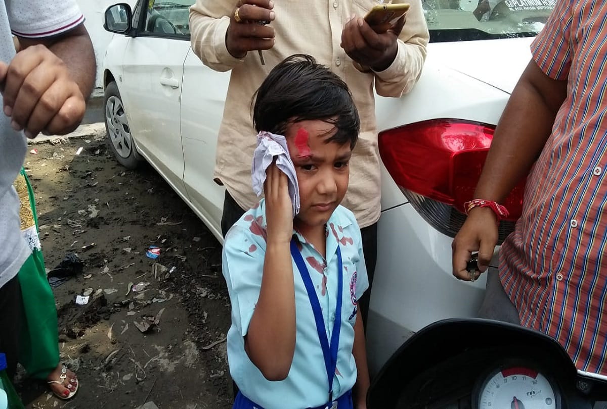 Accident in meerut, twelve students injured, see photos