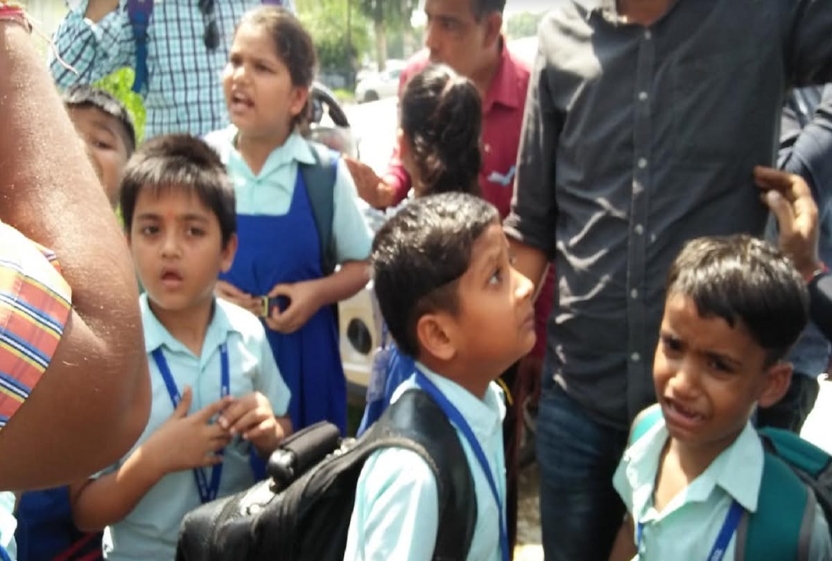Accident in meerut, twelve students injured, see photos