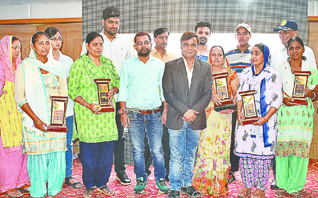 Ek sham shaheedon ke naam: eyes got wet in the honor of martyr families, see pictures