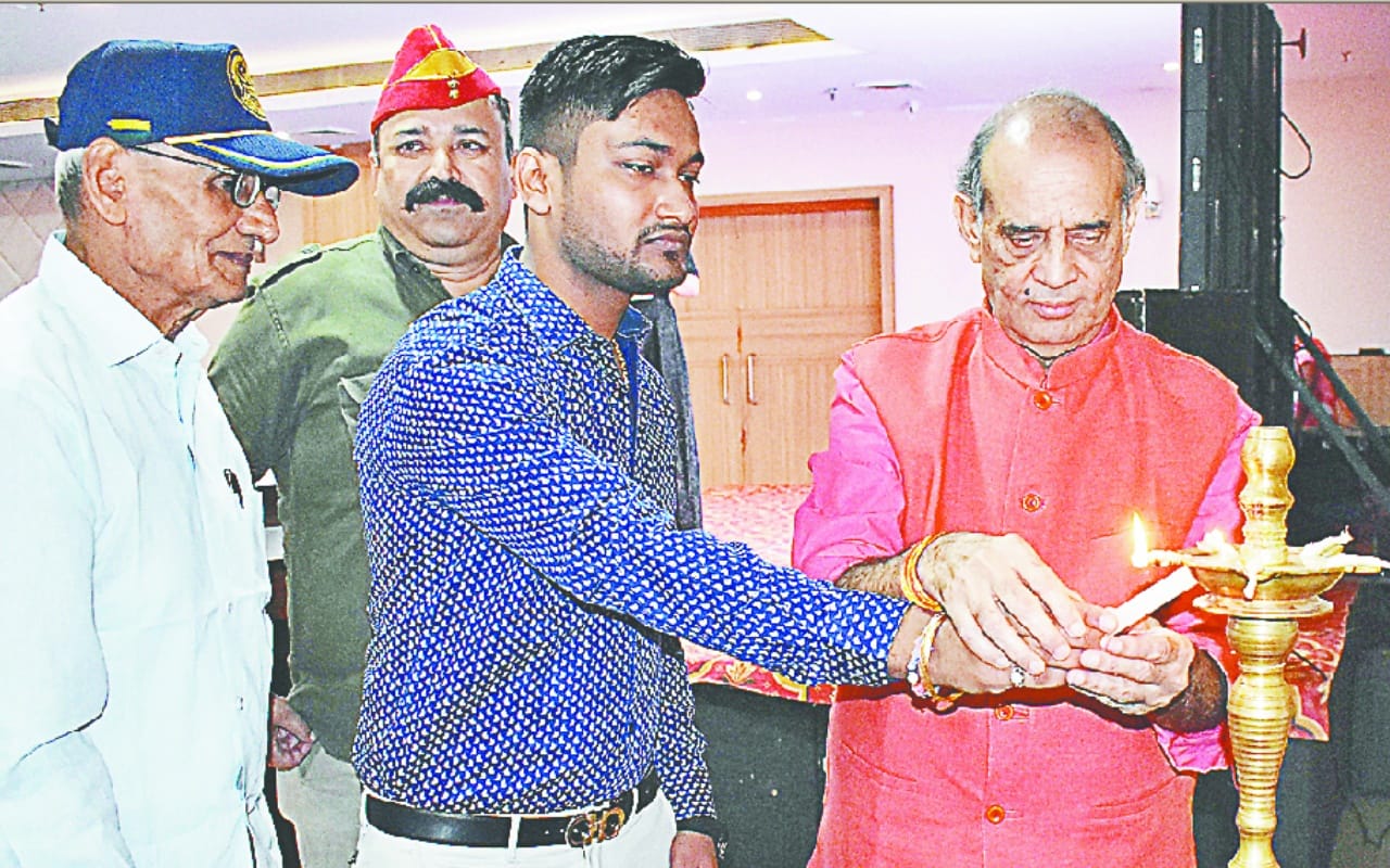 Ek sham shaheedon ke naam: eyes got wet in the honor of martyr families, see pictures