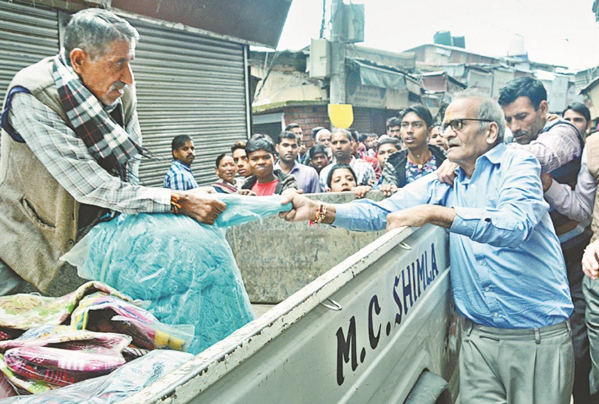 अतिक्रमण करने वाले दुकानदारों का सामान जब्त, हंगामा