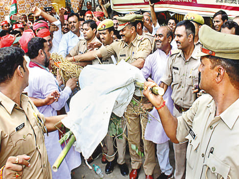 Market closed in the day, Gulzar again in the evening