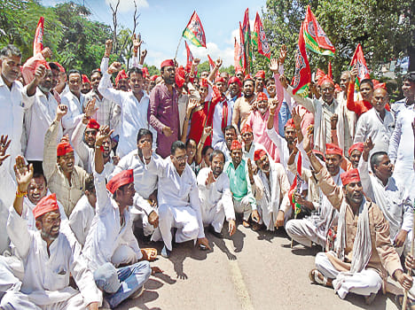 Sapaiya jam, Congressmen blow the effigy