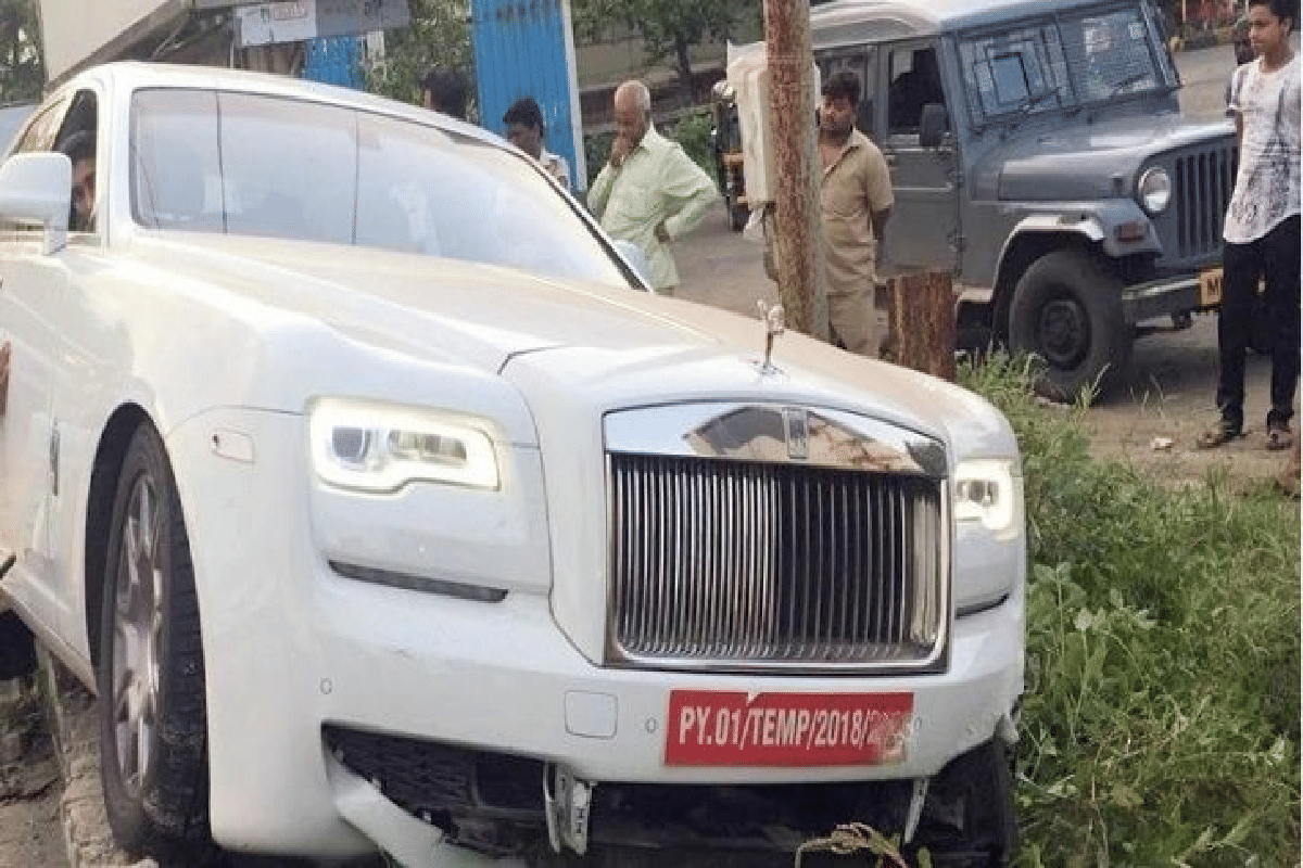 royal royce car worth rs 7 crore crashed in mumbai