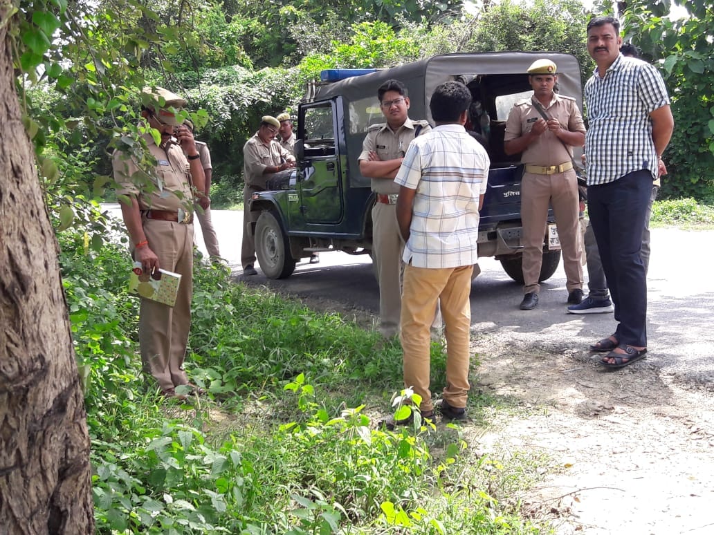 Robbery with  jewellers and kidnap wife at varanasi