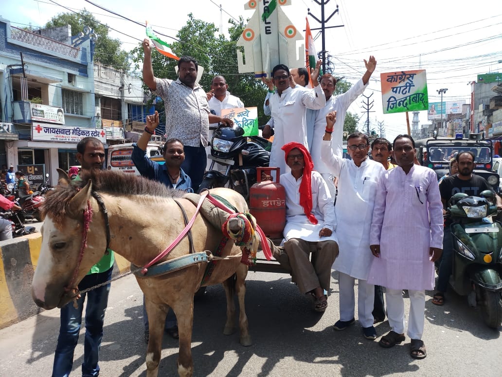 see the photos of Bharat band by congress in purvanchal