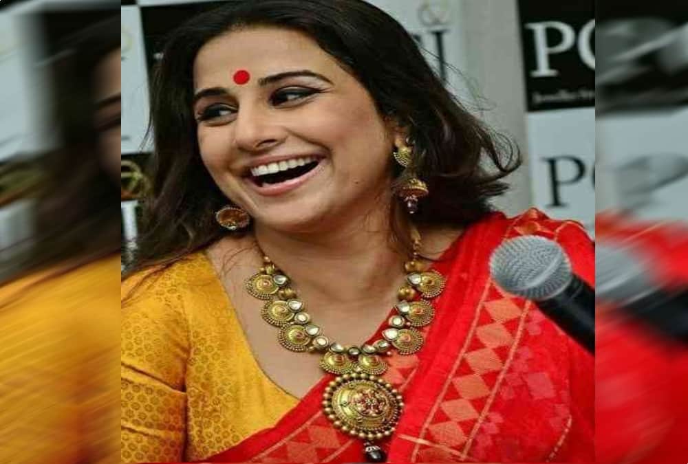 Actress Vidya balan arrives uttarakhand fans click selfie with her