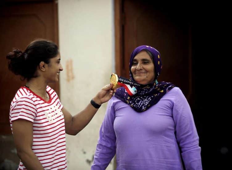 Asian Games 2018 Gold Medalist Wrestler Vinesh Phogat Photos Viral in Desi Look
