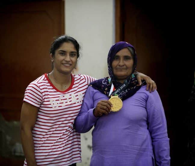 Asian Games 2018 Gold Medalist Wrestler Vinesh Phogat Photos Viral in Desi Look