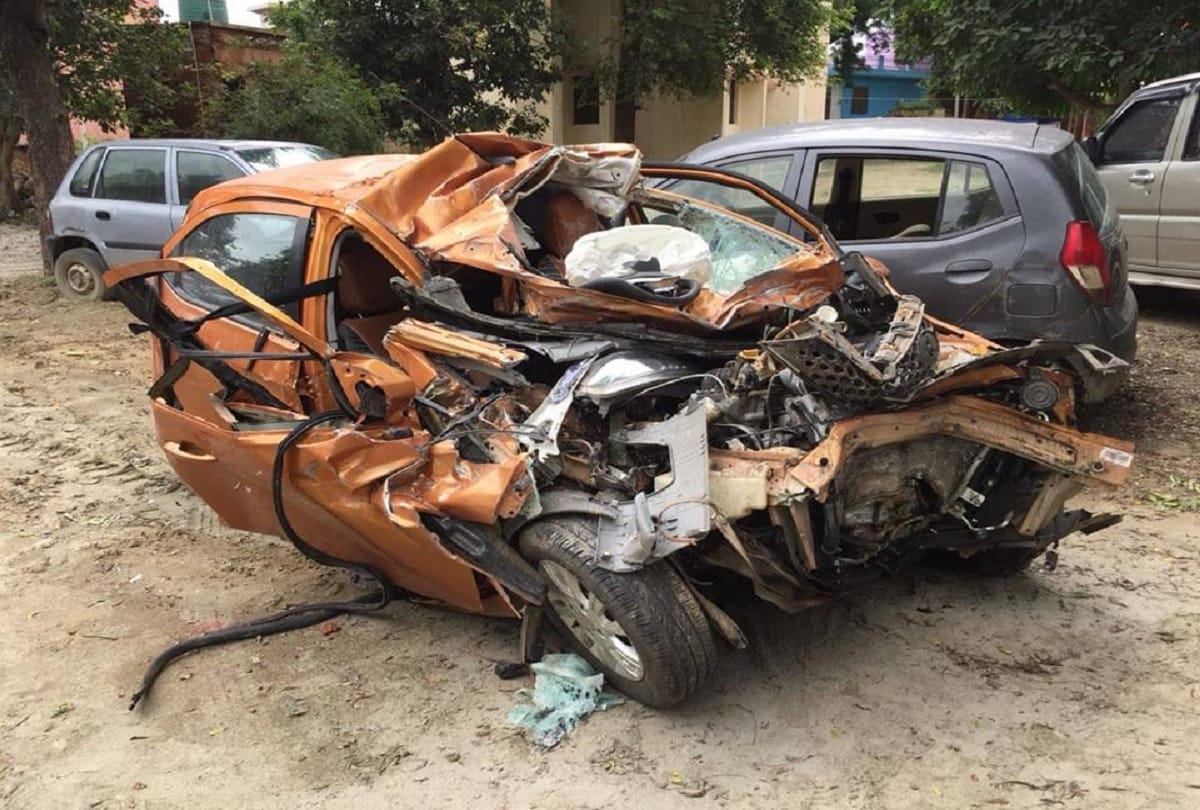 Car and tractor collision on Yamuna Expressway in noida