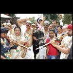 बिजनौर में प्रदर्शन के दौरान भैंस के आगे बीन बजाते कांग्रेस कार्यकर्ता।