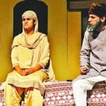 नाटक का मंचन करते हुए कलाकार