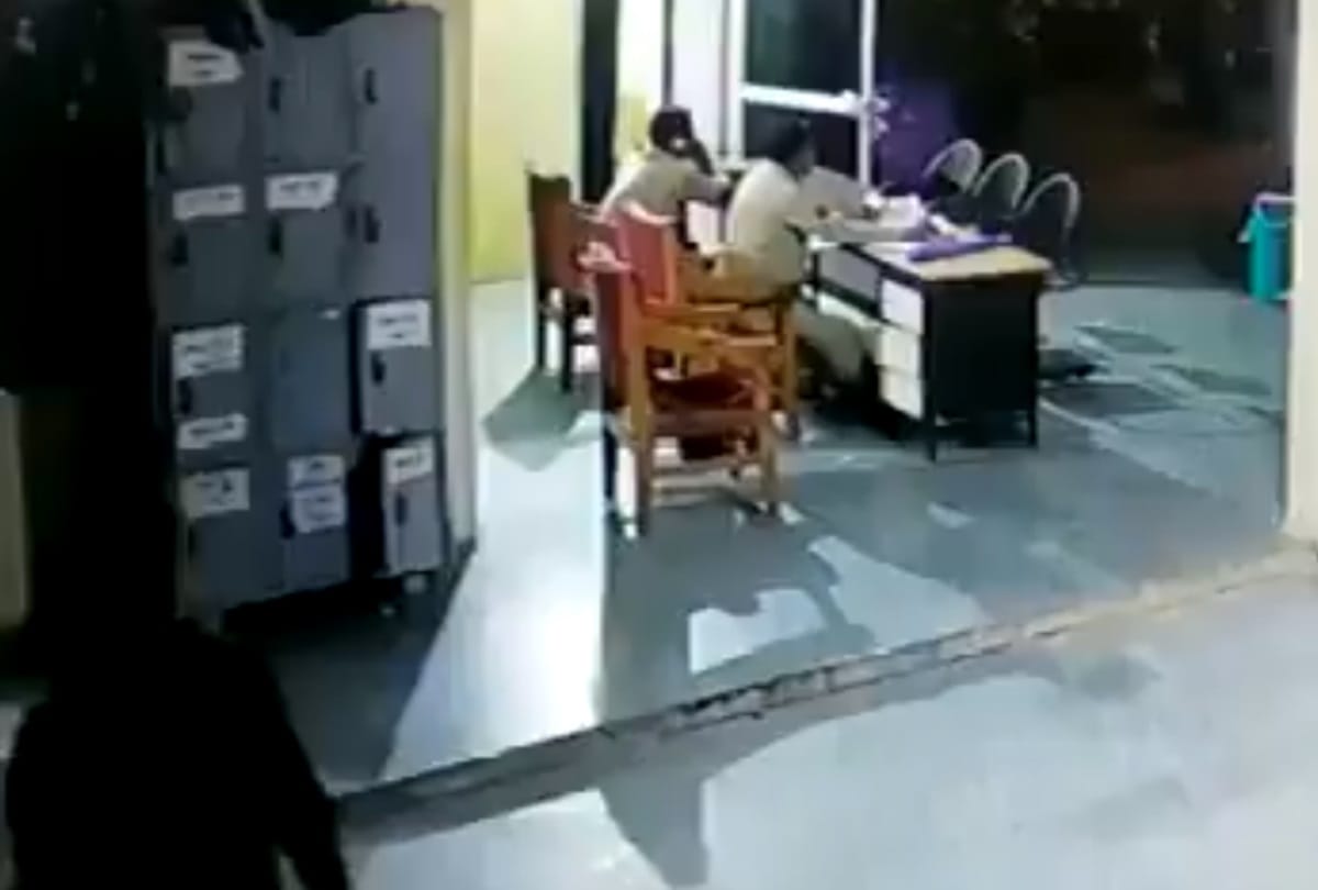 prisoner attacks guards of police station in bhind captured in cctv one injured refer to delhi