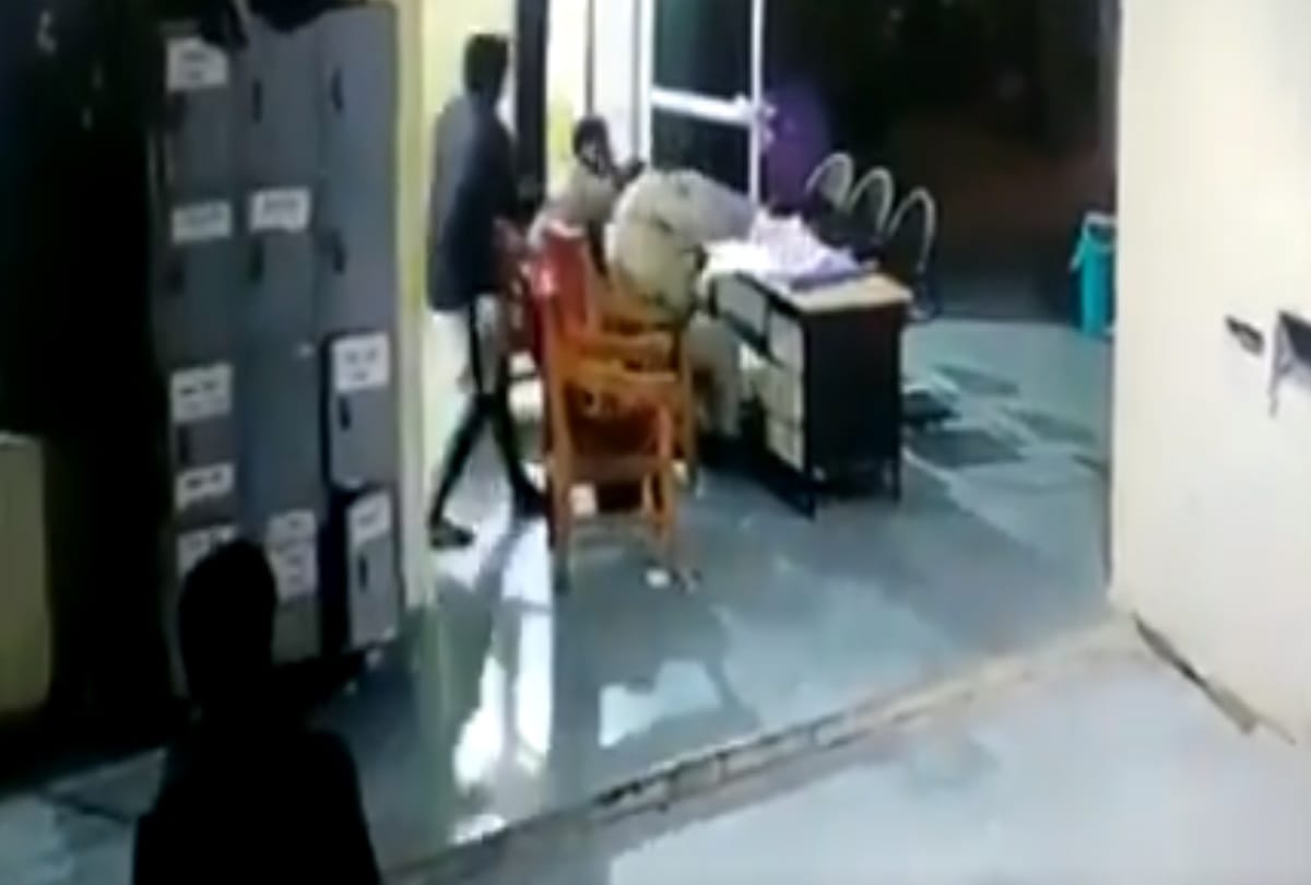 prisoner attacks guards of police station in bhind captured in cctv one injured refer to delhi