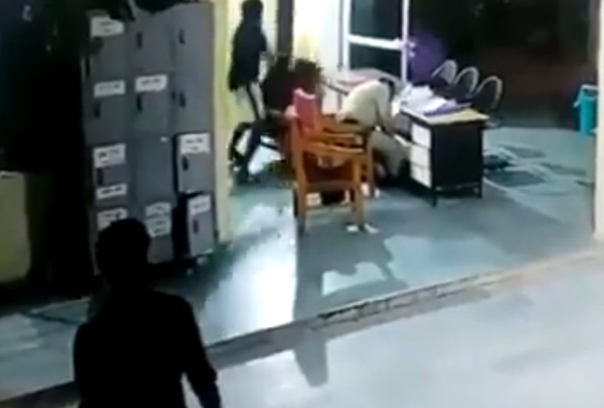 prisoner attacks guards of police station in bhind captured in cctv one injured refer to delhi