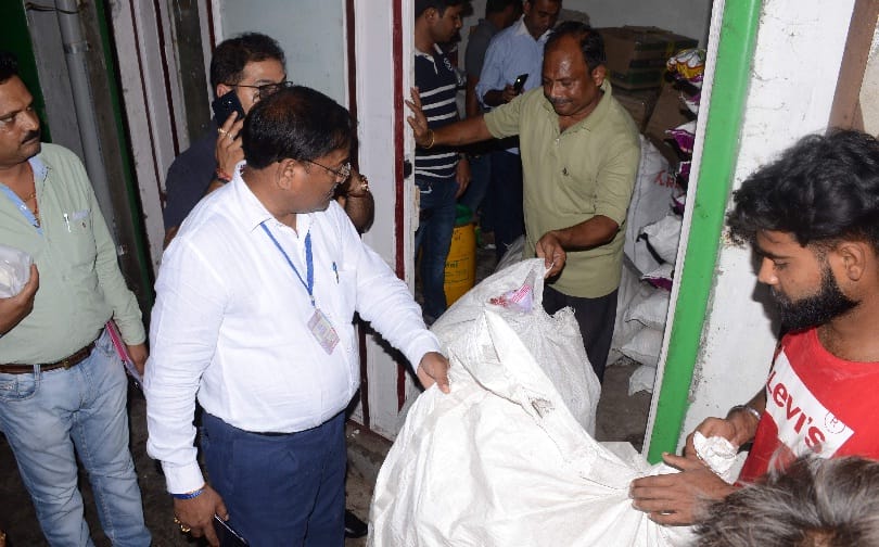 सील गोदाम से पांच गाड़ी डिस्पोजेबल जब्त