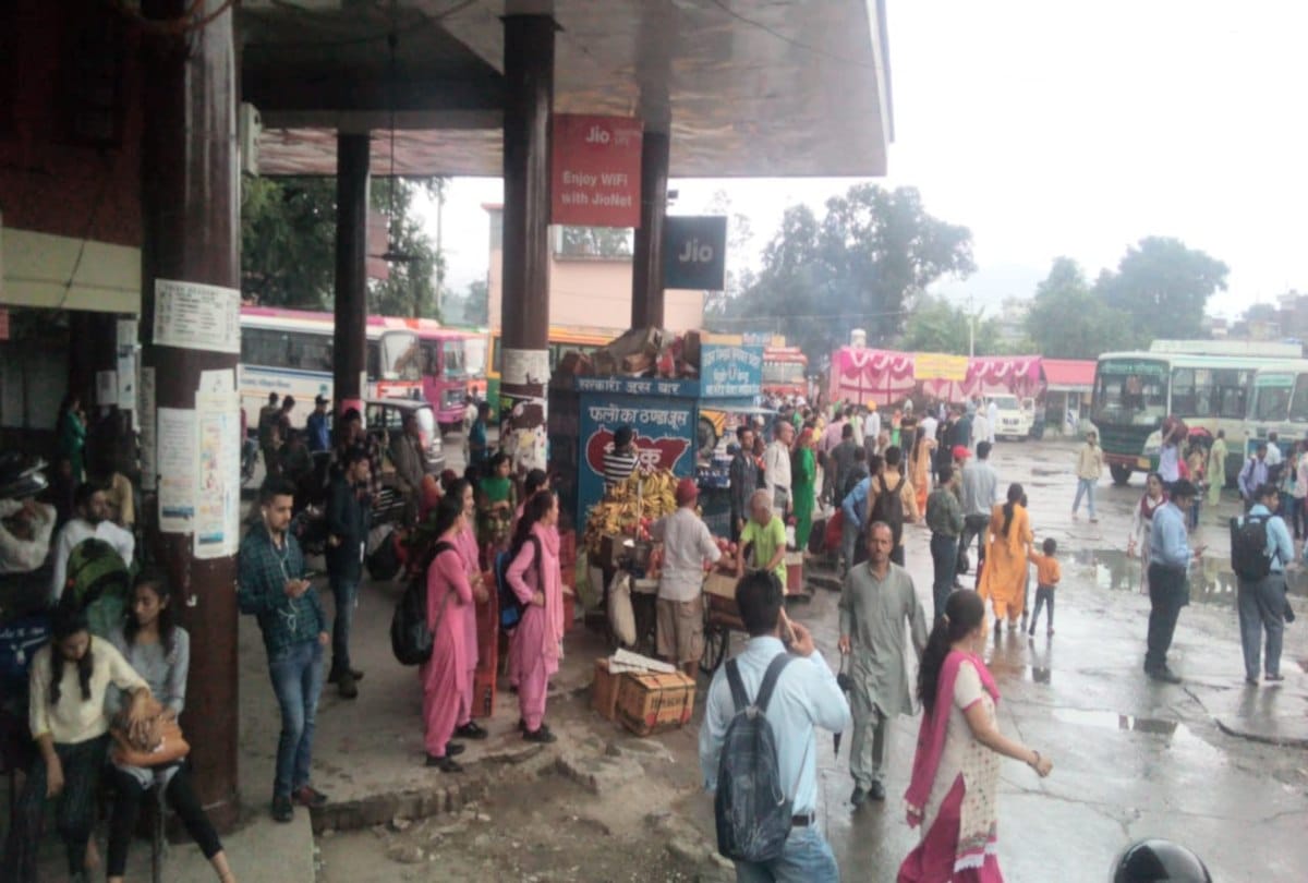Strike of private buses ended after intervention of Chief Secretary