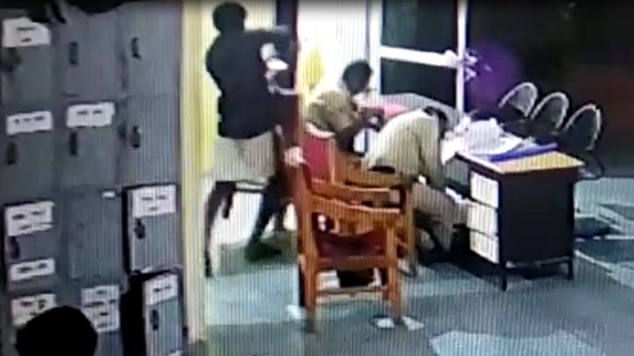 Criminals attacks on two prison guards at a police station in bhind