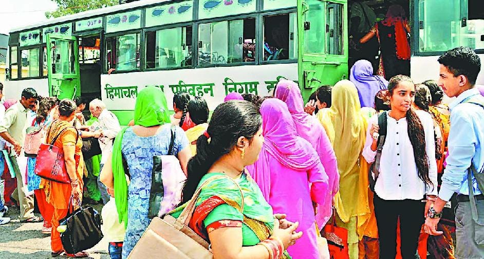 दूसरे दिन भी थमे रहे निजी बसों के पहिये, मुश्किल में रहे मुसाफिर