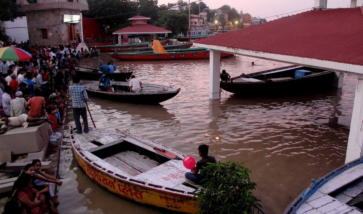 Varanasi ganga water level increase very fast and warning level close