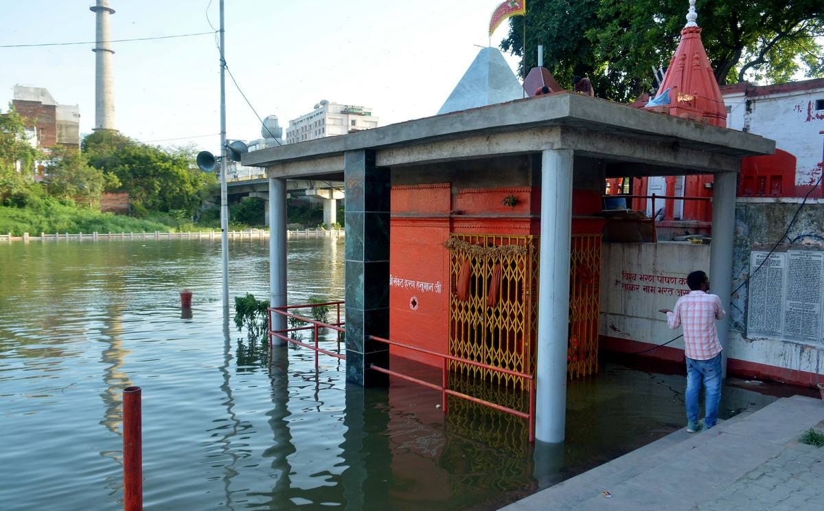 Varanasi ganga water level increase very fast and warning level close