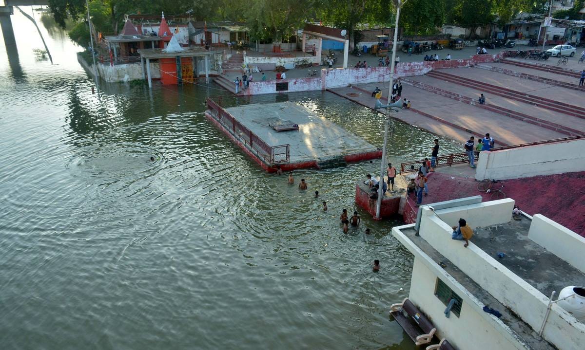 Varanasi ganga water level increase very fast and warning level close