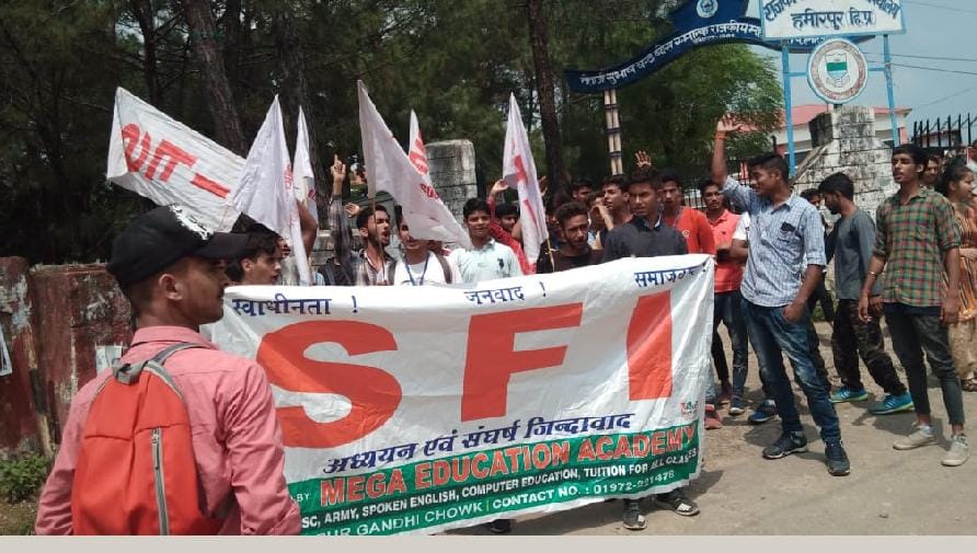 कॉलेज में दूसरे दिन भी झड़प, गुंडातत्वों के खिलाफ एसएफआई का धरना