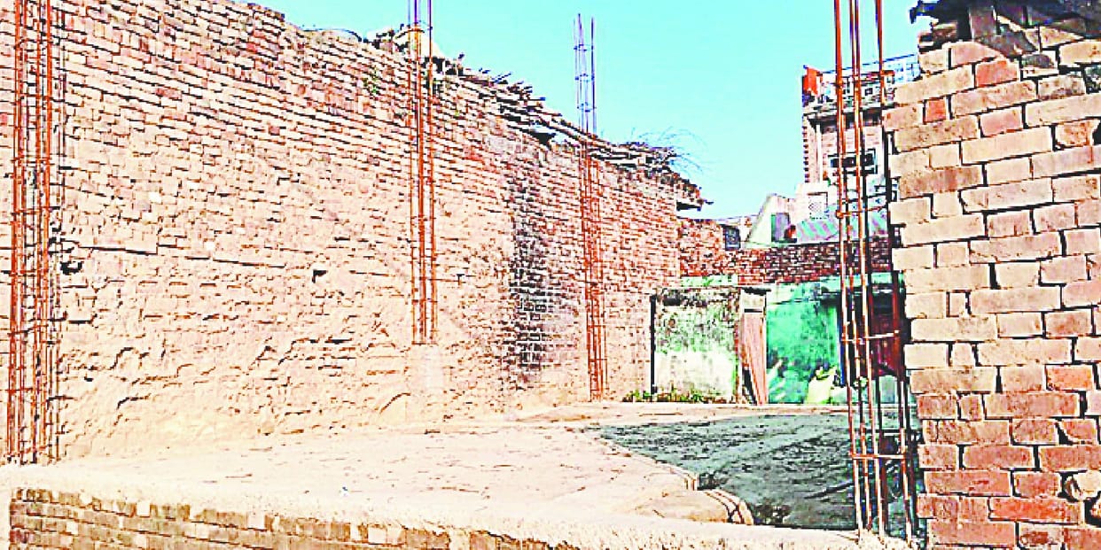 जोखिम के बीच आवास में रात बिताते हैं डाक्टर