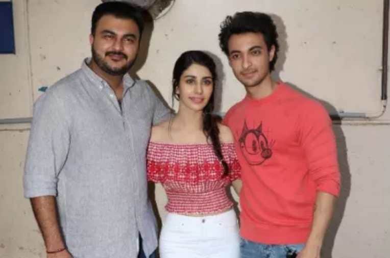 aayush sharma and warina hussain get romantic at loveratri promotional event