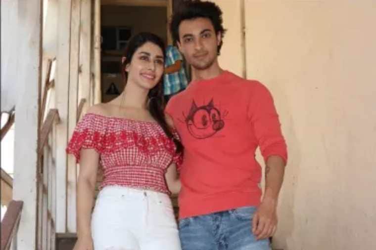 aayush sharma and warina hussain get romantic at loveratri promotional event