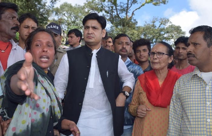 प्रशासन की कार्यप्रणाली से नाराज विधायक संजीव आर्य बैठे धरने पर