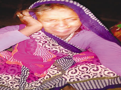 बेटी की मौत पर फूट-फूटकर रो रही मां।