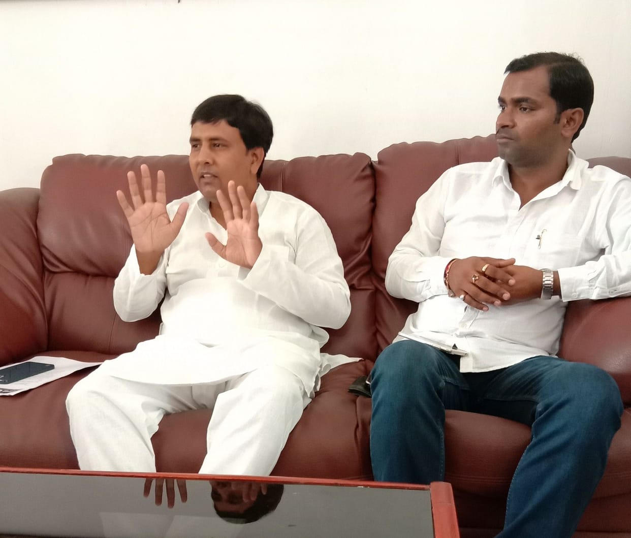 अधिकारी मुख्यमंत्री को गुमराह कर रहे: हेमंत चौधरी