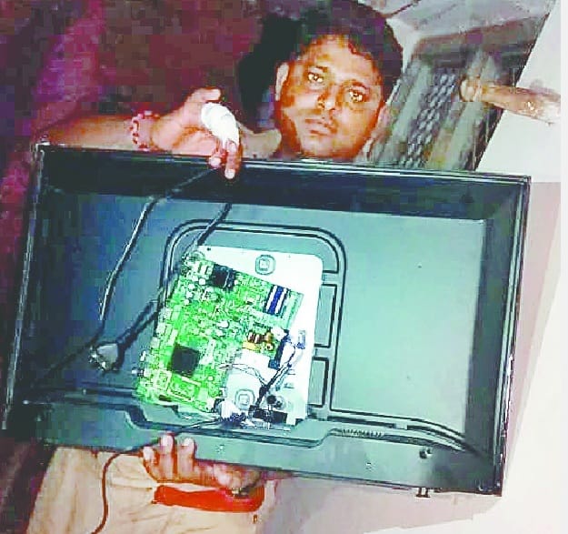 भटहट चौकी के पुलिसकर्मियों से हाथापाई, तोड़फोड़