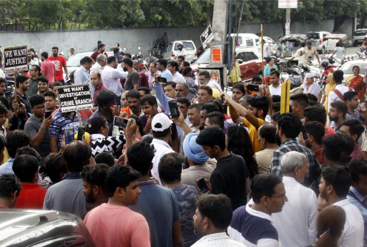 sexual assult case is not stop on delhi school prents protest