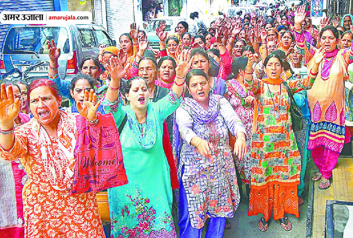 पांच साथियों के निलंबन से भड़कीं आंगनबाड़ी वर्कर्स