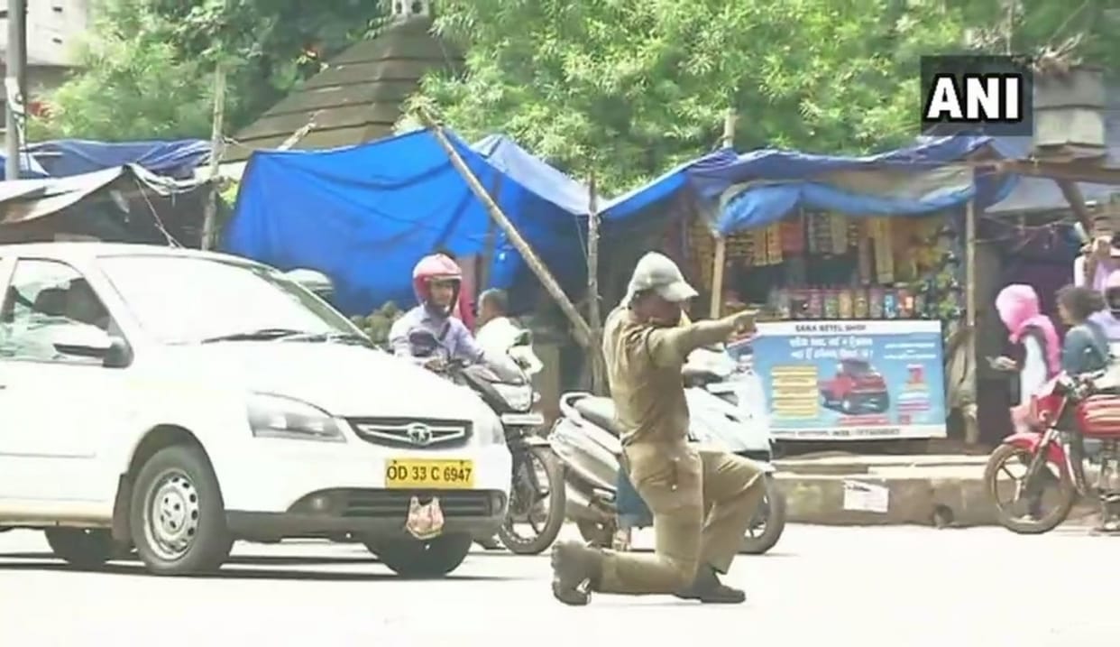 Traffic police personnel in Odisha controls traffic by his dance moves