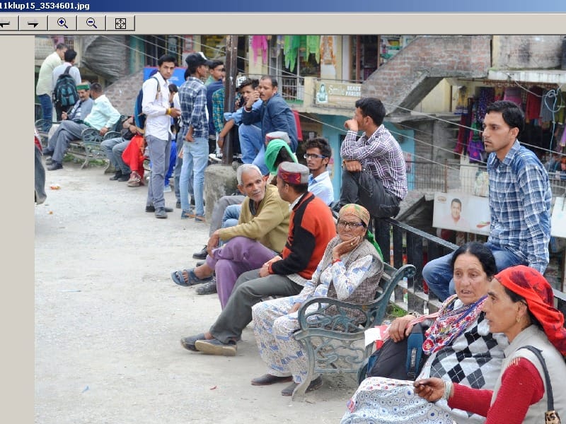तीन घंटे तक बसों के इंतजार में बैठे रहे लोग