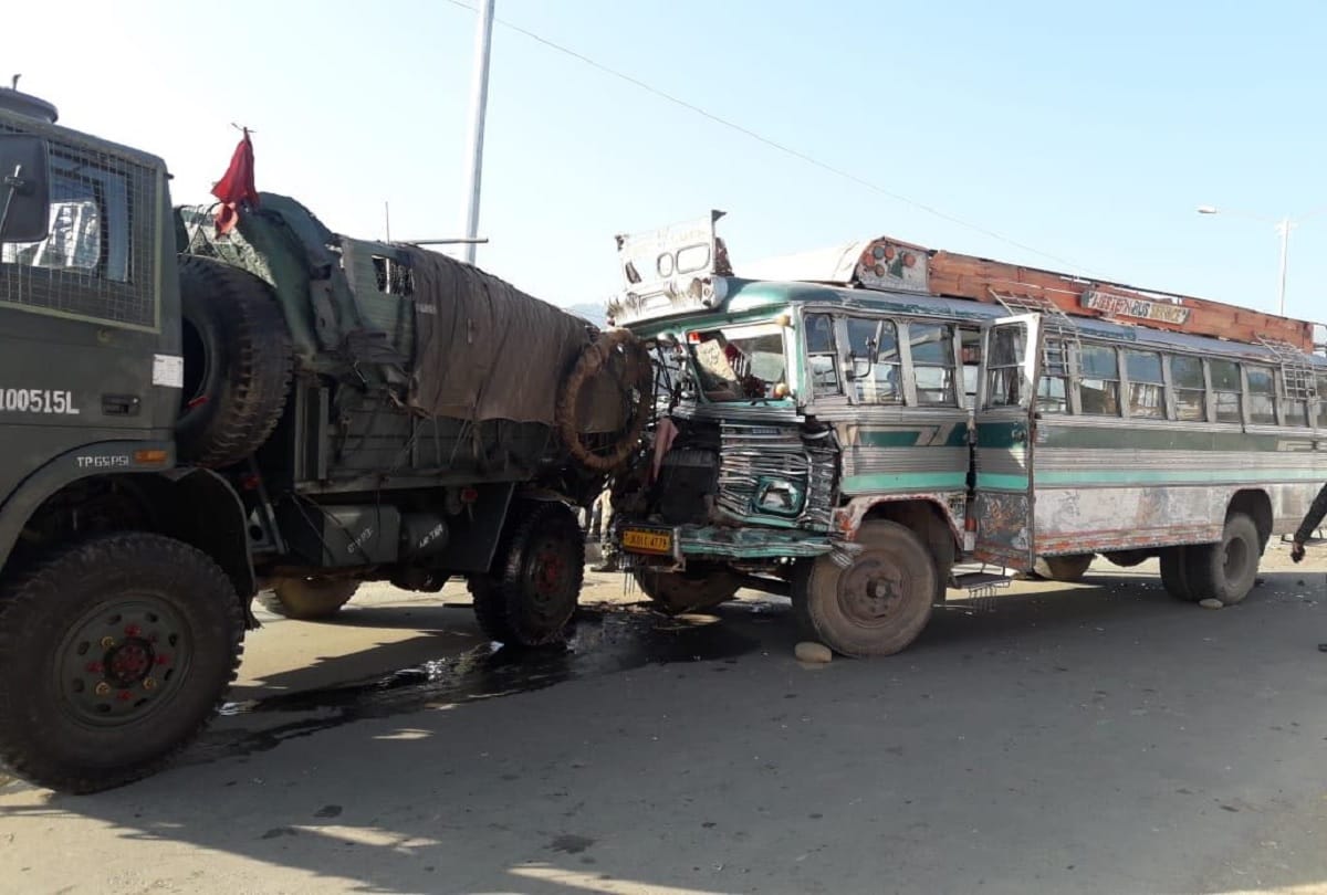 five army soldiers and civilian injured in Tangmarg road accident in jammu and kashmir