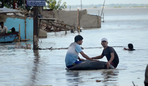 People displaced by floods of Ganga, water entered into thousands of homes