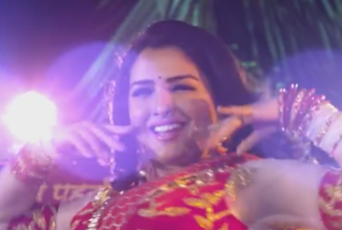 amrapali dubey funny video on social media and react on bhojpuri actress nirhuha