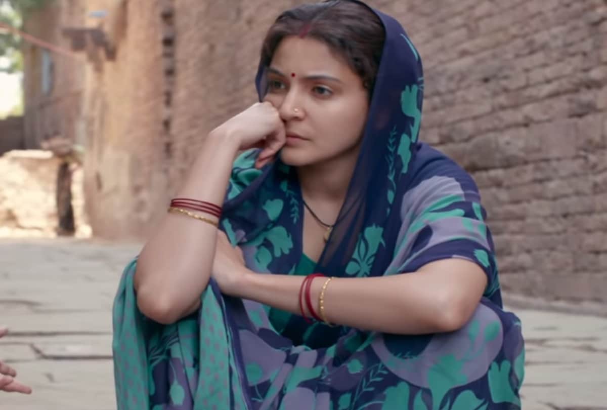 Varun Dhawan fall down with Anushka Sharma in Sui Dhaaga Made in INDIA from Bicycle