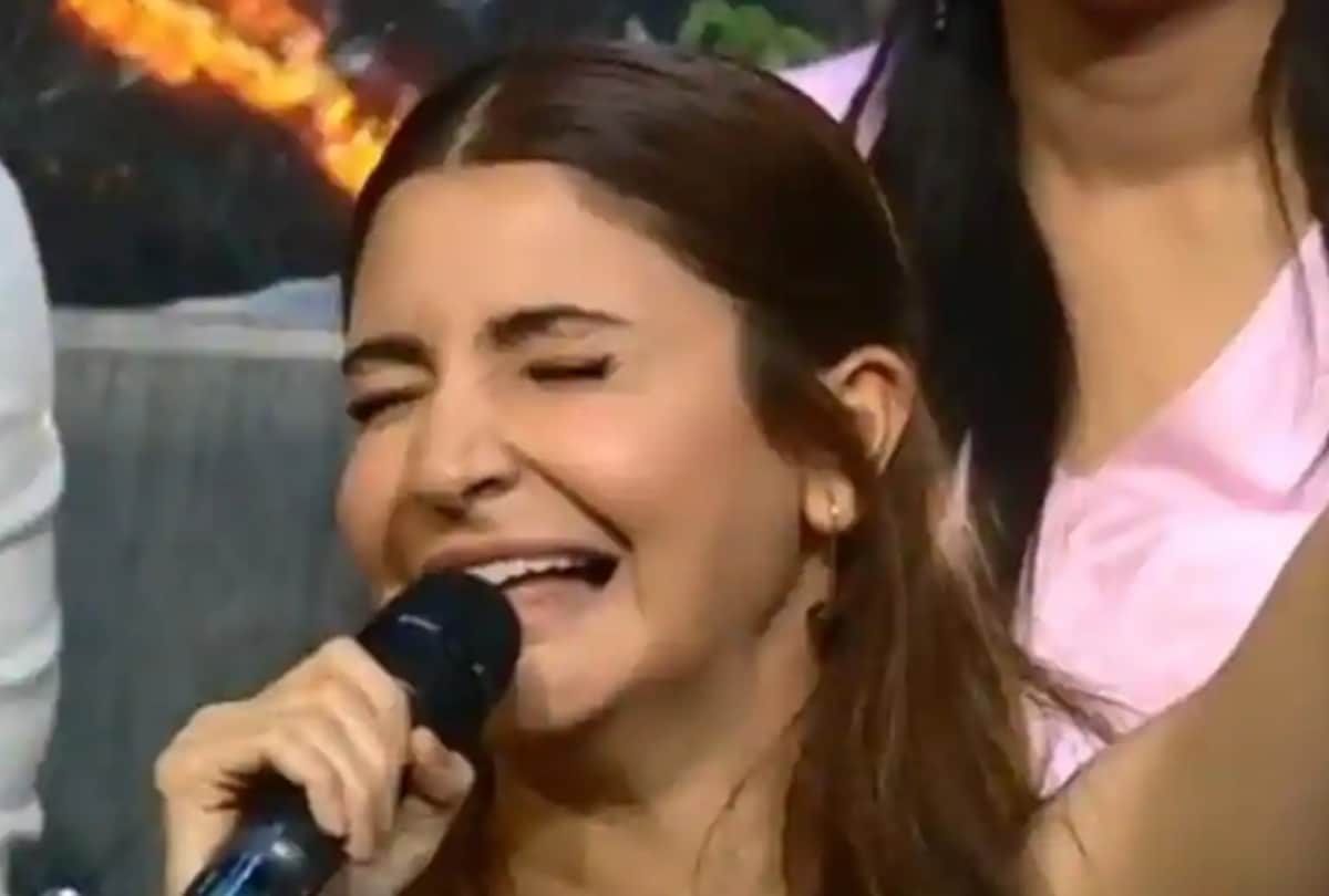 Anushka sharma reaction on sui dhaaga memes face poster