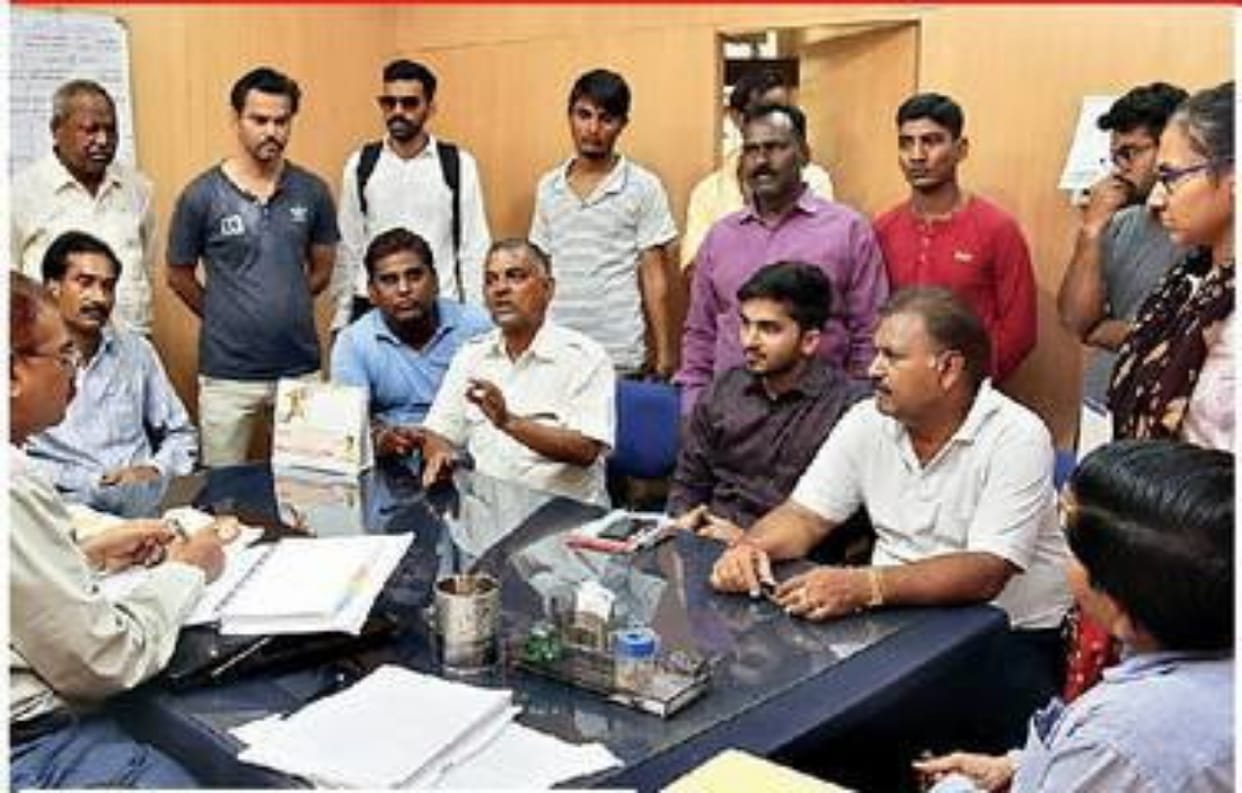 bihar power scarcity forced people to detain the employees of company to resolve issue