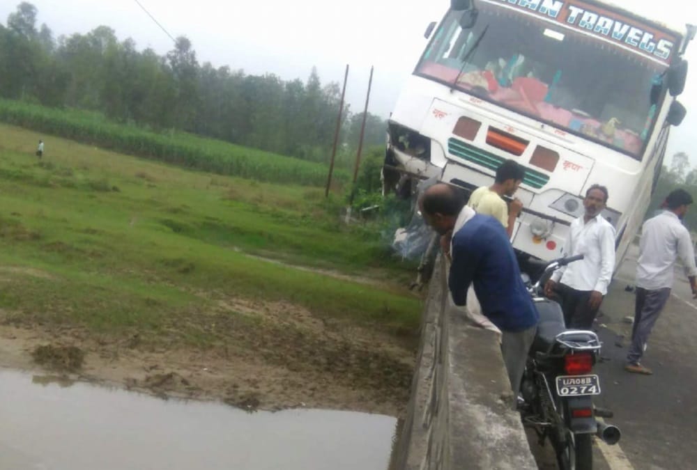 पंतेहड़ा के पास डंगा न होने निजी बस खाई में जाने से बची