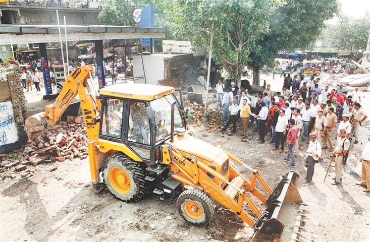 chharra bas adde par chala buladojar, petrol pamp dhvast