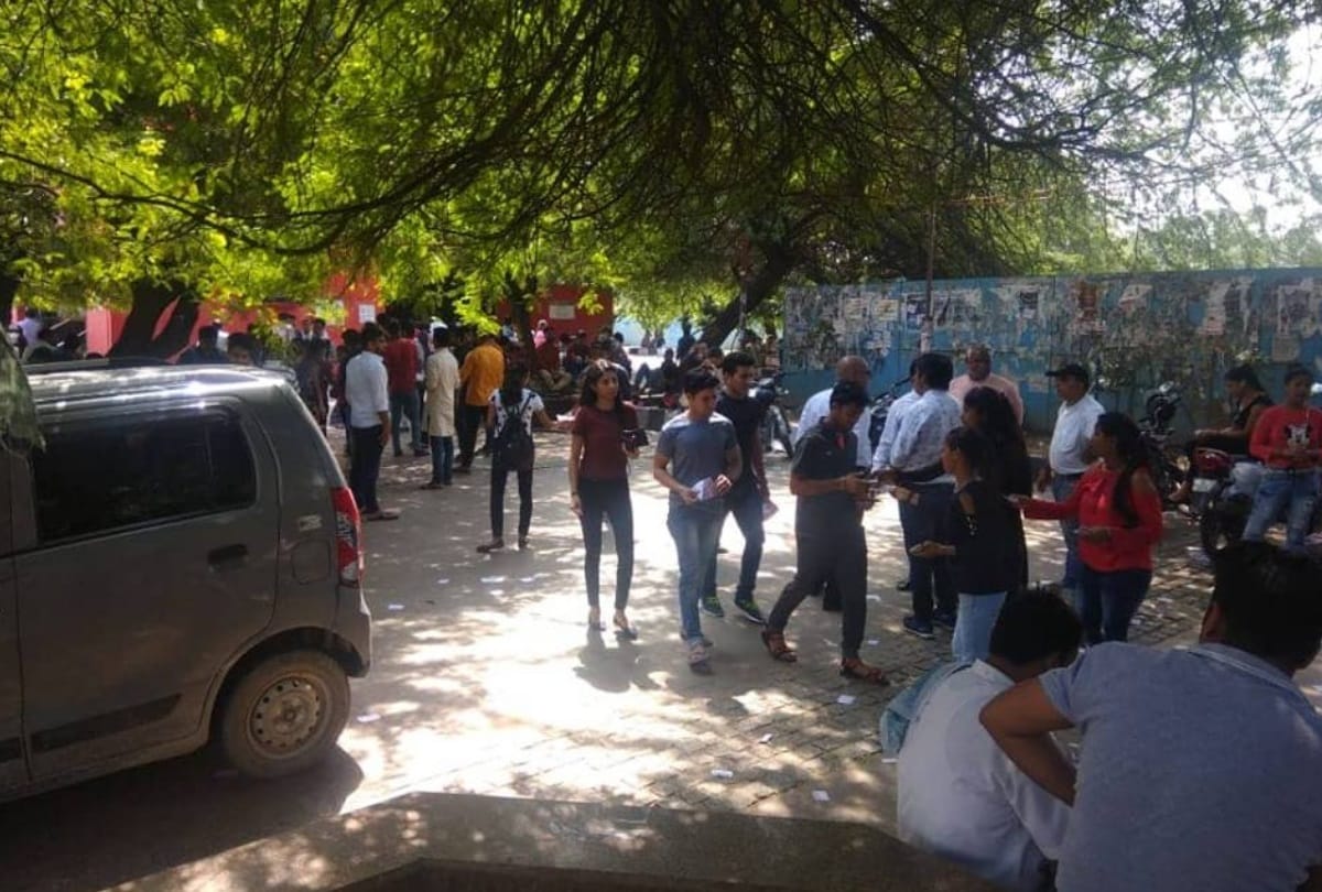 dusu election 2018 coverage in photos pamphlets on road small kids distributing ballot no. and all